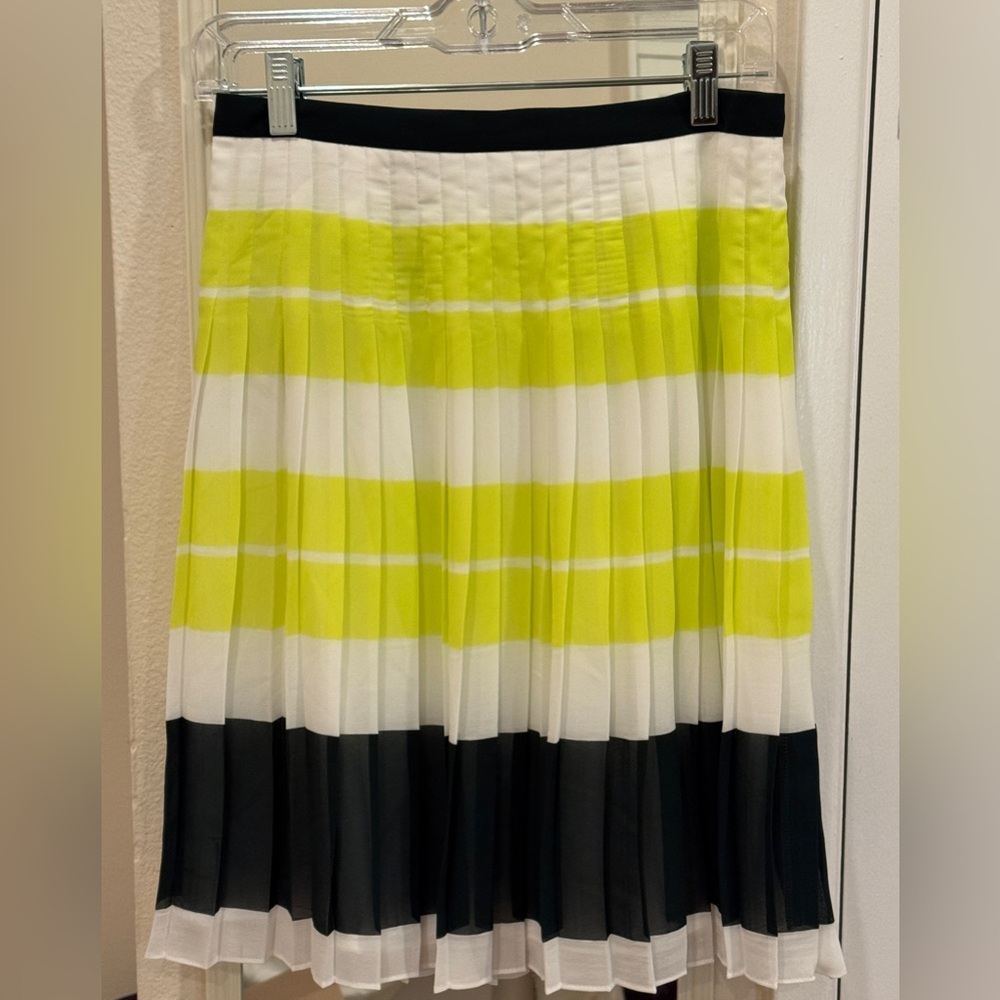NWT Ann Taylor Pleated Skirt White Lime Green, Size 2 petite
